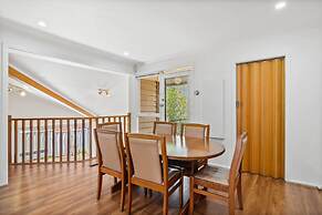 Spacious 4-bed House With Garden in Doncaster