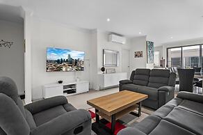 Spacious 3-bed Townhouse in Coburg
