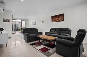 Spacious 3-bed Townhouse in Coburg