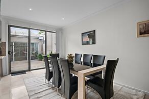 Spacious 3-bed Townhouse in Coburg