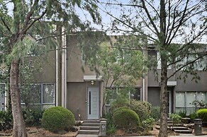 Spacious 3-bed Townhouse in Coburg