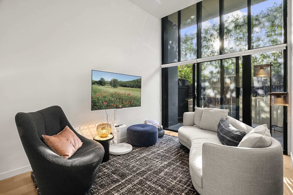 Bright Inner-north Stay With Pool Access