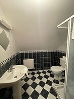 Tinnies Guest House