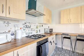 2 Bedroom House With Free Parking