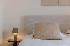Nora - Elegant Seaview Escape With Balcony