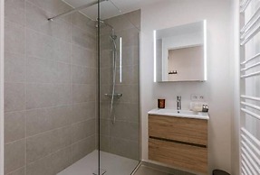 Nora - Elegant Seaview Escape With Balcony