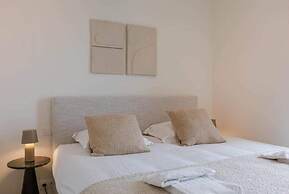 Nora - Elegant Seaview Escape With Balcony