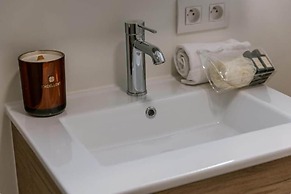 Nora - Elegant Seaview Escape With Balcony