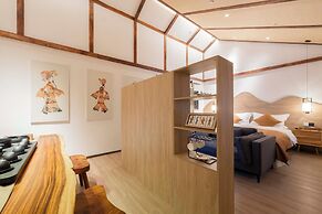 Nine Melodies View Courtyard Guesthouse