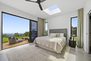 Scenic House With Private Yard & BBQ Area
