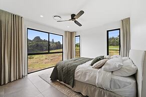 Scenic House With Private Yard & BBQ Area
