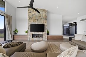 Scenic House With Private Yard & BBQ Area