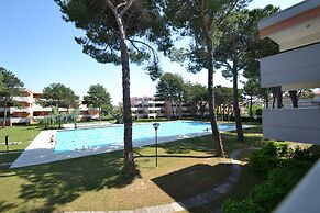 Spacious Flat With Pool View