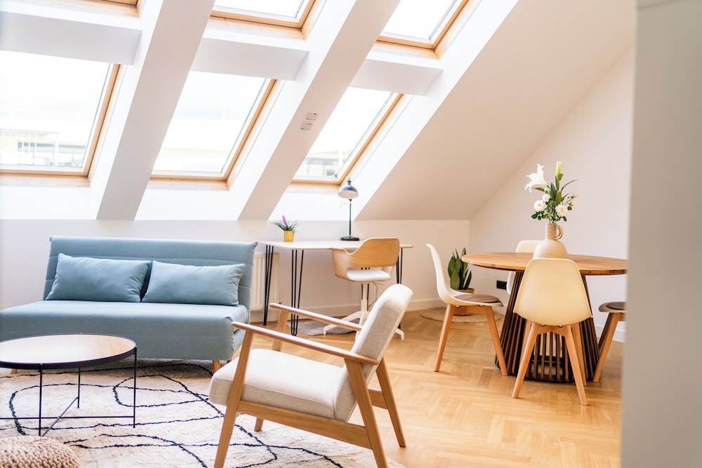Bright Apartment Near Central Station