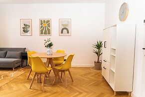 Bright Apartment Near Central Station