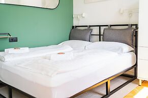 Bright Apartment Near Central Station