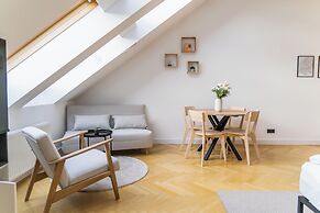 Bright Apartment Near Central Station