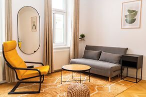 Bright Apartment Near Central Station