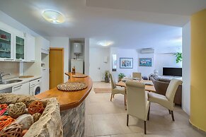 A 2 Comfortable apt w Terrace & Garden, Near Beach