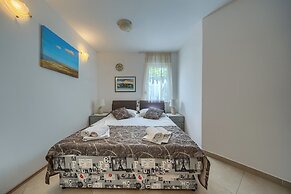 A 2 Comfortable apt w Terrace & Garden, Near Beach