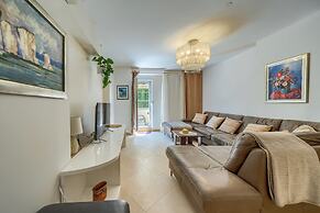 A 2 Comfortable apt w Terrace & Garden, Near Beach
