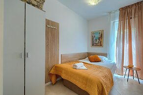 A 2 Comfortable apt w Terrace & Garden, Near Beach