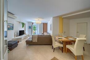 A 2 Comfortable apt w Terrace & Garden, Near Beach