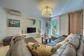 A 2 Comfortable apt w Terrace & Garden, Near Beach
