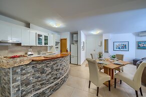 A 2 Comfortable apt w Terrace & Garden, Near Beach