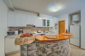A 2 Comfortable apt w Terrace & Garden, Near Beach