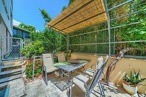 A 2 Comfortable apt w Terrace & Garden, Near Beach