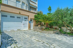 A 2 Comfortable apt w Terrace & Garden, Near Beach
