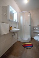 A 2 Comfortable apt w Terrace & Garden, Near Beach