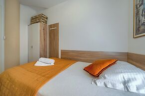 A 2 Comfortable apt w Terrace & Garden, Near Beach