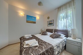 A 2 Comfortable apt w Terrace & Garden, Near Beach