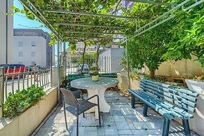 A 2 Comfortable apt w Terrace & Garden, Near Beach
