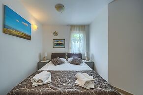 A 2 Comfortable apt w Terrace & Garden, Near Beach