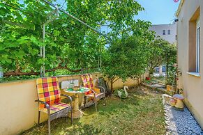A 2 Comfortable apt w Terrace & Garden, Near Beach