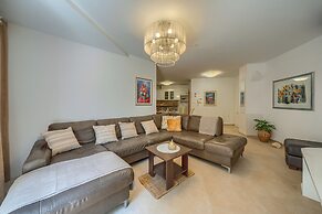A 2 Comfortable apt w Terrace & Garden, Near Beach