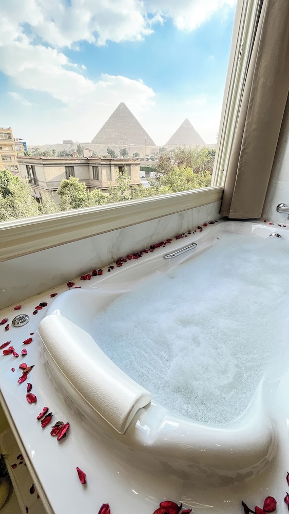 Queen Inn Pyramids View