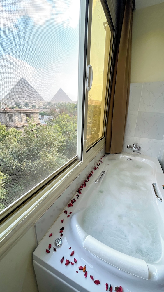 Queen Inn Pyramids View