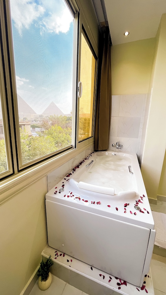 Queen Inn Pyramids View