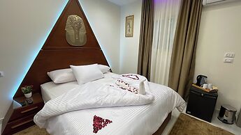 Queen Inn Pyramids View