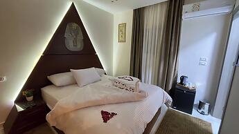 Queen Inn Pyramids View