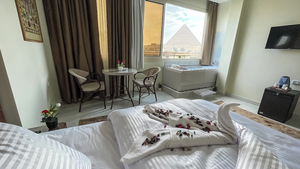 Queen Inn Pyramids View