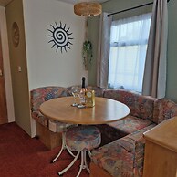 Palm Court - 3 Bed, Heated Pool, Parking, Nr Beach