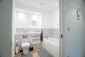 2 Bed Stylish Stay - By Holiday Homes