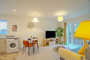 2 Bed Stylish Stay - By Holiday Homes