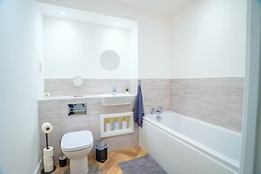 2 Bed Stylish Stay - By Holiday Homes