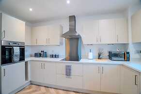 2 Bed Stylish Stay - By Holiday Homes